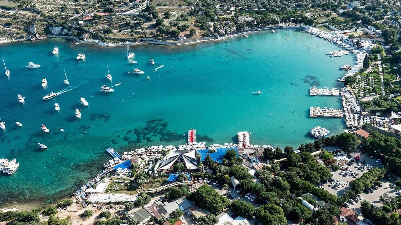 Çeşme'nin Nüfusu Yazın 25 Katına Çıkıyor: Turist Akınına Uğruyor