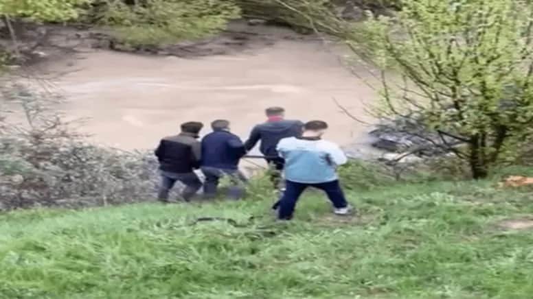 Gümüşhane’de feci kaza: Araç dereye devrildi, 1 çocuk hayatını kaybetti, 4 yaralı