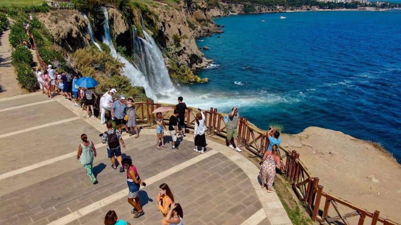 Televizyonlarda sürekli olarak takip ettiğimiz diziler kesinlikle vardır. Bu dizilerin başlama saatleri geldiğinde bizler için adeta vakit dolar ve bu