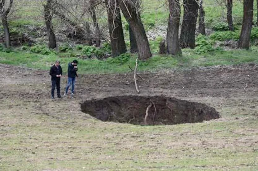 Sivas’ta 7 Metre Çapında Obruk Oluştu