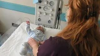 Boynundaki Dev Tümörle Doğdu, Mucizeyle Hayata Tutundu