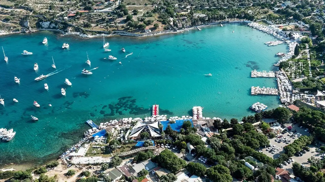 Çeşme'nin Nüfusu Yazın 25 Katına Çıkıyor: Turist Akınına Uğruyor