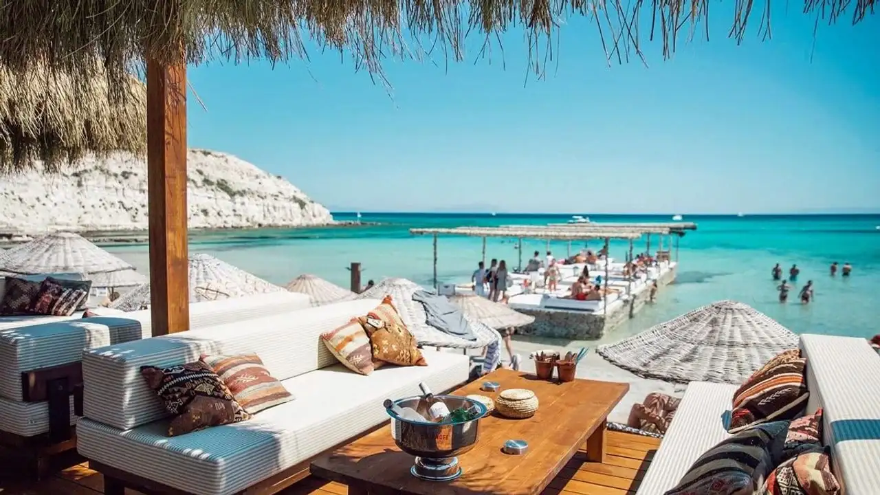2026 Çeşme Beach Club Fiyatları Açıklanmaya Başladı: Giriş Ücretleri ve Harcama Limitleri Dikkat Çekti