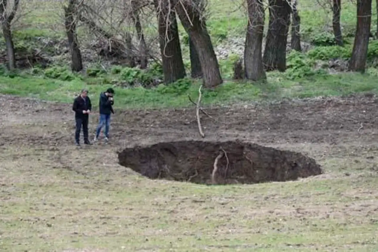 Sivas’ta 7 Metre Çapında Obruk Oluştu