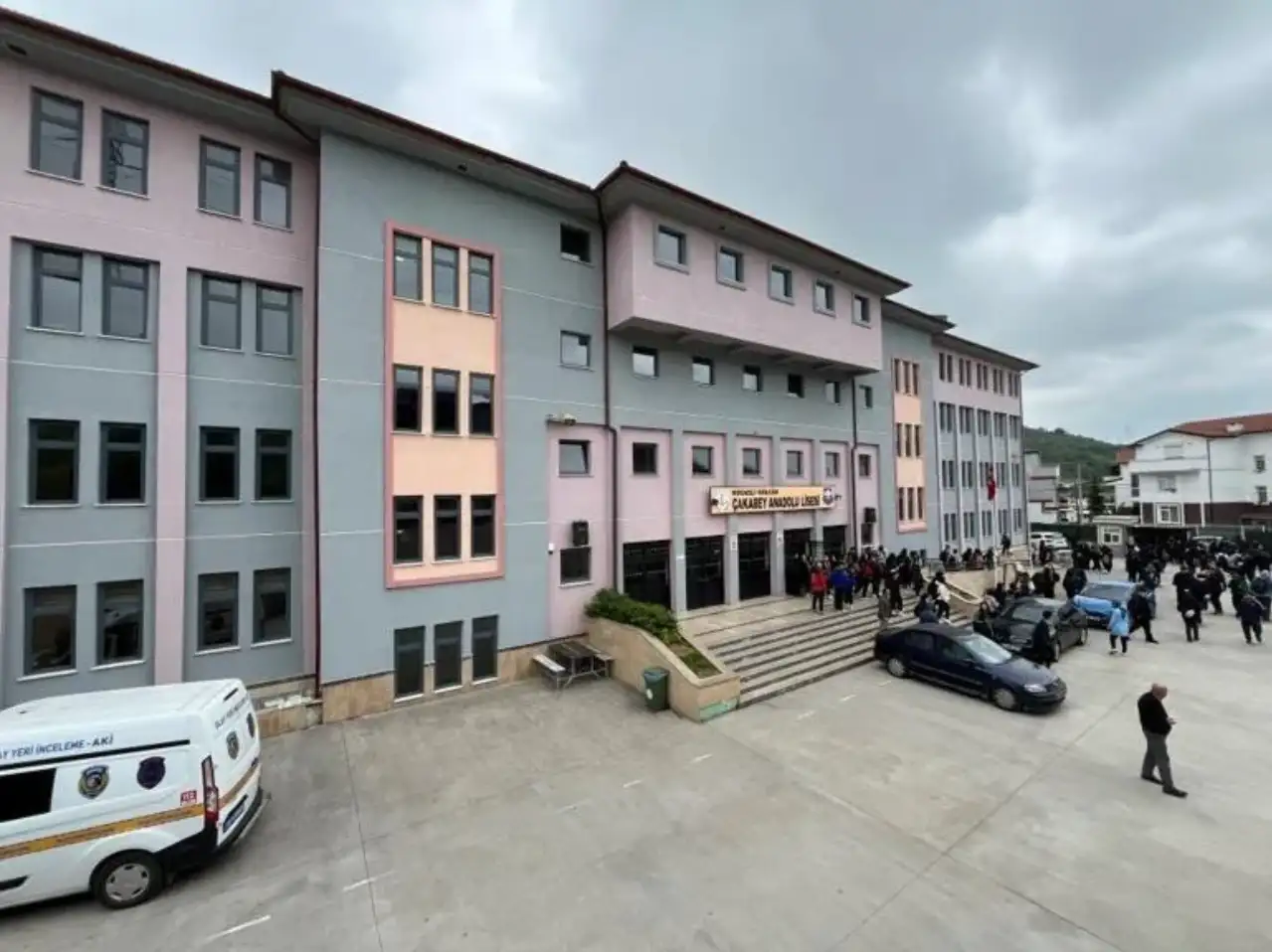 Lisede Feci Olay: 4. Kattan Düşen Öğrenci Ağır Yaralandı