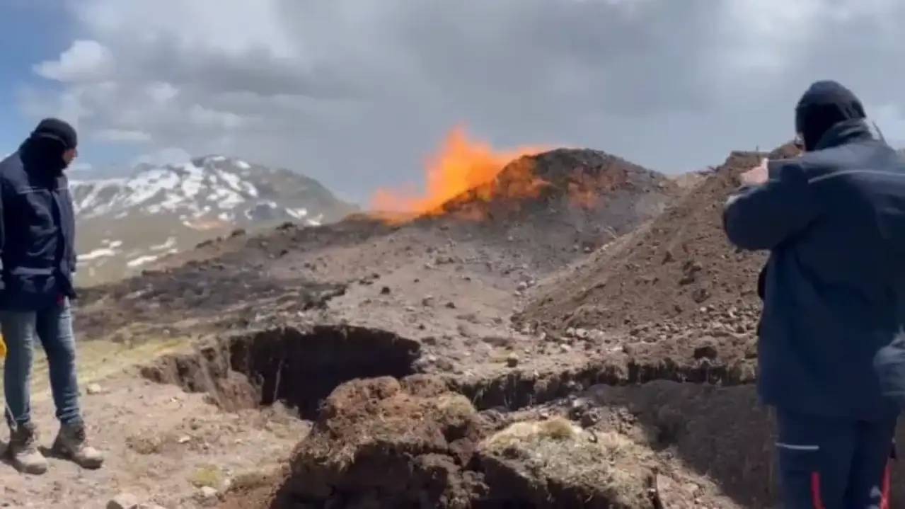 Sivas’ta Doğal Gaz Hattına Yıldırım Düştü: Yangın Kontrol Altına Alınıyor