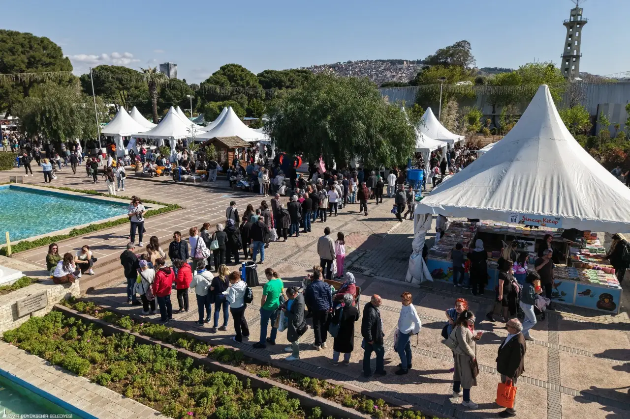 Ümit Özdağ İZKİTAP 2026’da konuşacak: İzmir Kitap Fuarı’nda yoğun program