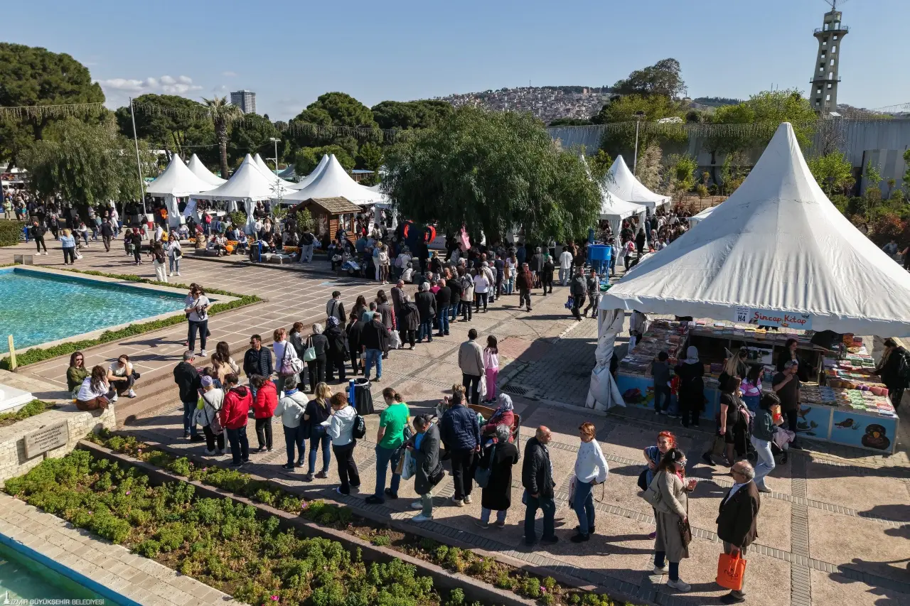 Ümit Özdağ İZKİTAP 2026’da konuşacak: İzmir Kitap Fuarı’nda yoğun program