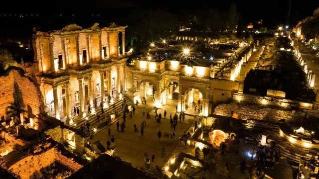 İzmir'de Gençlere Ücretsiz Efes Gece Müzeciliği Deneyimi Başlıyor