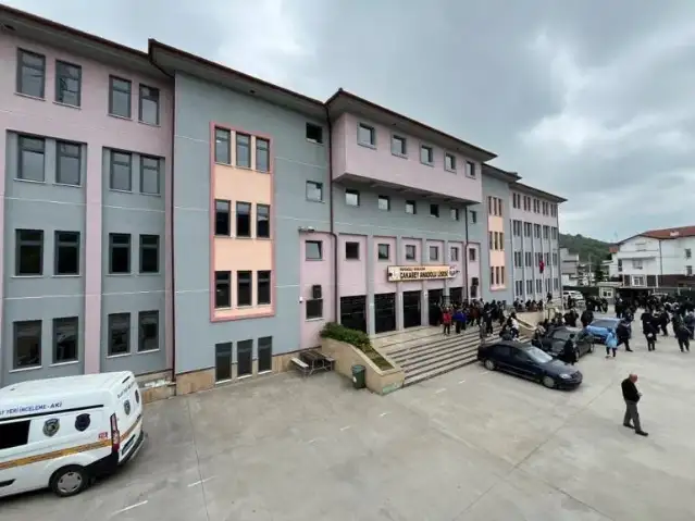 Lisede Feci Olay: 4. Kattan Düşen Öğrenci Ağır Yaralandı